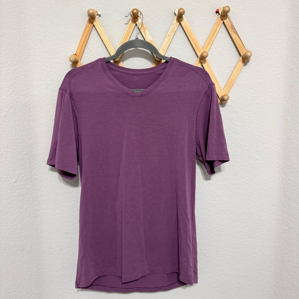 Lululemon Men’s Purple V Neck T Shirt Size M